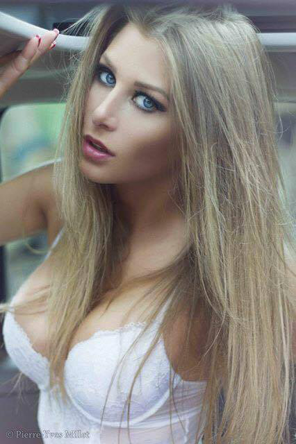 Belle femme blonde aux yeux bleu